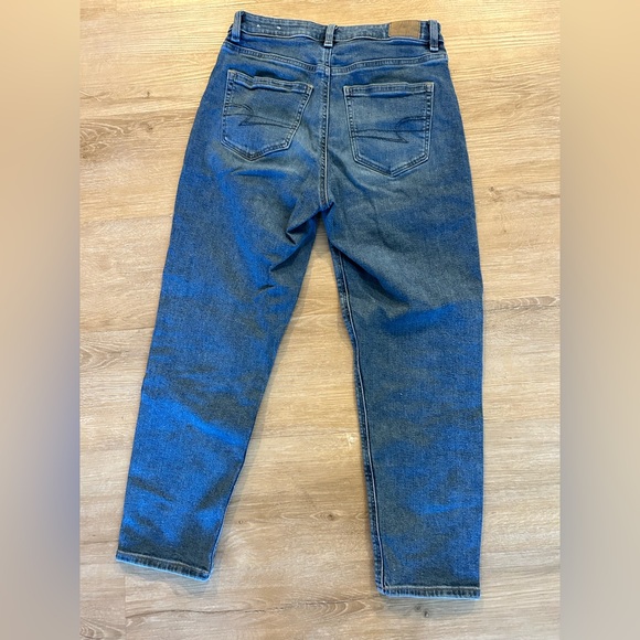 Womens size 4 short dark American eagle mom jeans! No wear and tear. - Picture 2 of 4